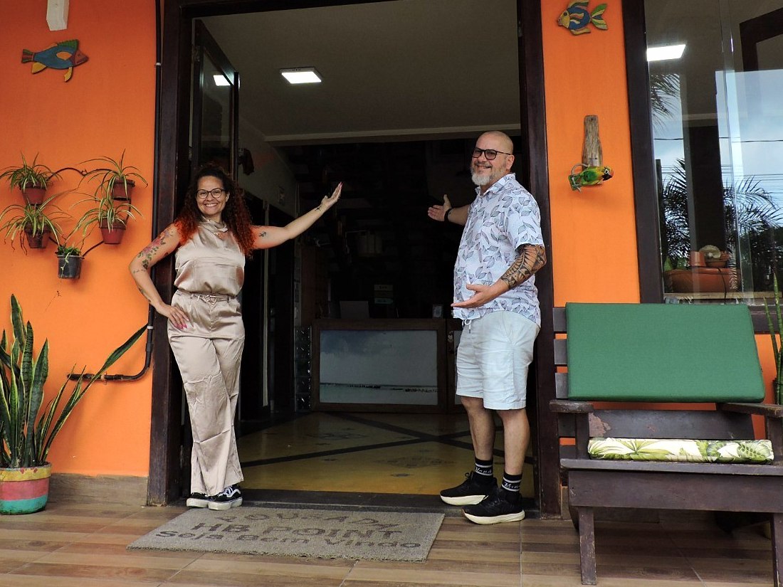 Pry e Emerson, anfitriões da Pousada HB Point, na porta da recepção