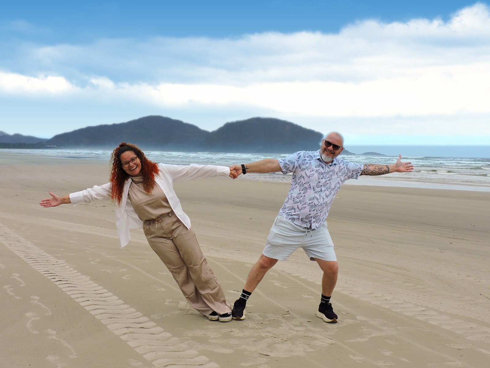 Pry e Emerson brincando na areia