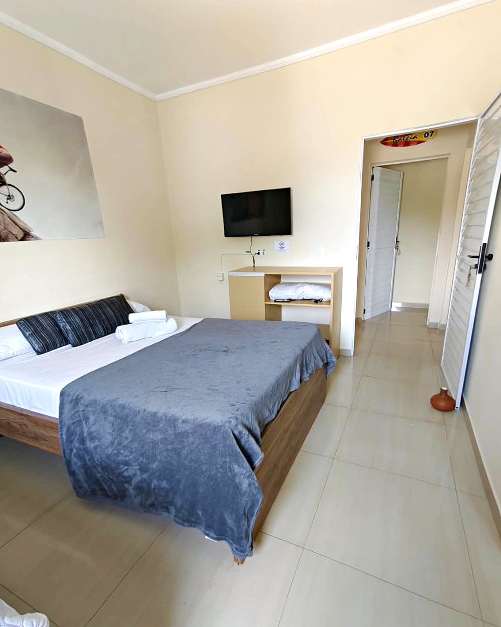 Suíte com cama de casal e TV