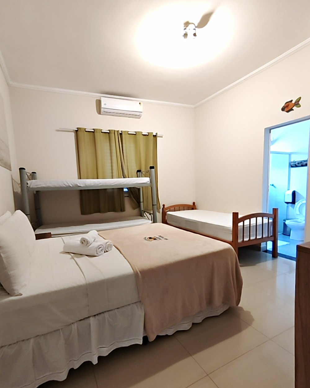 Suíte com cama de casal, beliche e cama de solteiro