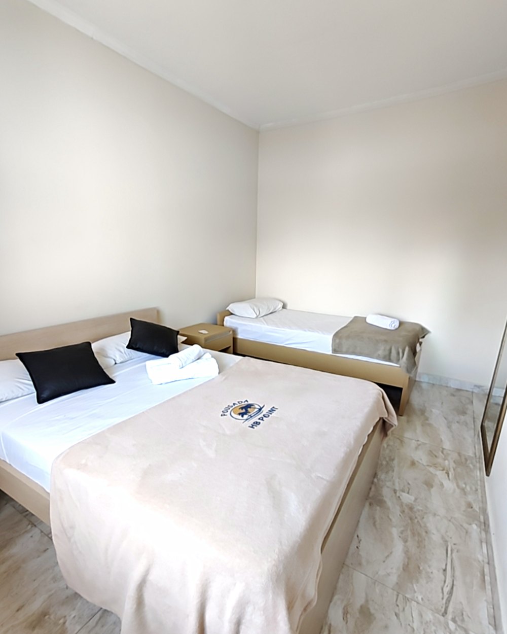 Suíte com cama de casal e de solteiro